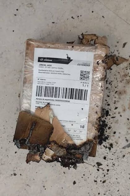 Uno de los paquetes que no contenía explosivos y lo hicieron detonar