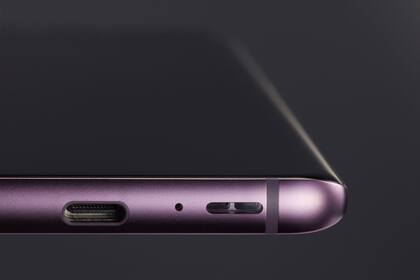 Uno de los parlantes estéreo del teléfono; su ubicación no impide que sea resistente al agua, pero también será fácil taparlo por error durante un videojuego, al tomar el equipo con las dos manos