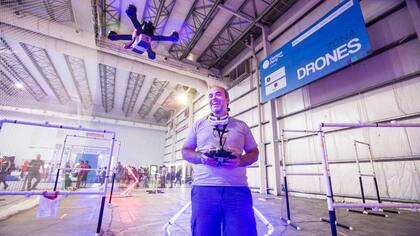 Uno de los participantes de la carrera de drones hizo una prueba antes de su debut en la competencia, en Tecnópolis