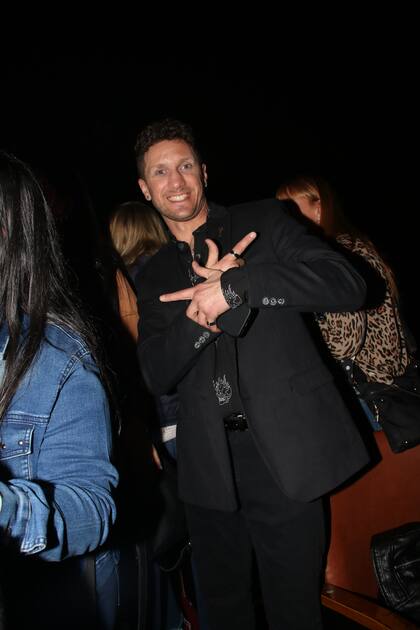 Uno de los participantes más destacados del reality el Hotel de los Famosos, Martín Coggi, también dijo presente en el teatro; el boxeador se prepara para probarse en la pista del Cantando 2024