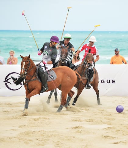 Uno de los partidos que se disputó el fin de semana. Tito Gaudenzi y
Barto Castagnola, de Land Rover, se disputan la bocha con Martín Zubia, de Italkraft