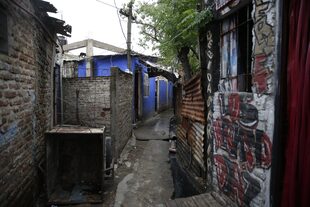 Uno de los pasillo de Puerta 8, el asentamiento en el que se vendió la cocaína adulterada