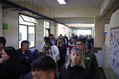 Uno de los pasillos de la escuela técnica Delpini, plagado de votantes