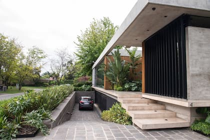 Uno de los pedidos a las paisajistas fue esconder el ingreso vehicular con una masa de vegetación.