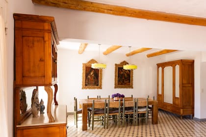 Uno de los pendientes es cambiar las sillas, pero -por ahora- el viejo juego de junco cumple su función.