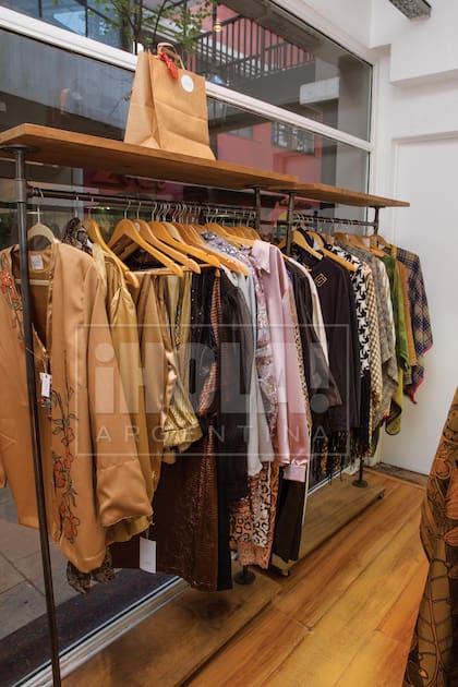 Uno de los percheros que se pueden encontrar cuando realizan el showroom en capital. “Nunca usé mucho maquillaje, pero los labios me gusta tenerlos arreglados. Sumado a que me cuido mucho el cutis. Tengo mi rutina de belleza que la cumplo todos los días”, admite.