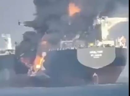 Uno de los petroleros se incendia en el estrecho de Ormuz