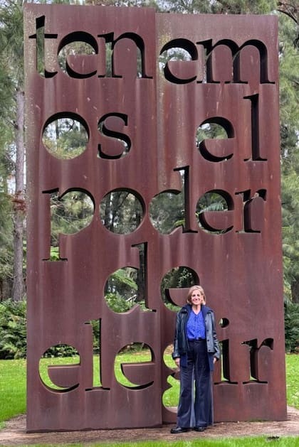 Uno de los planes que tiene Pía entre manos es, a pedido de los dueños de la isla El Descanso, reunir empresas para hacer allí un hotel. Acá, frente a una monumental obra de Marie Orenzanz dentro del predio