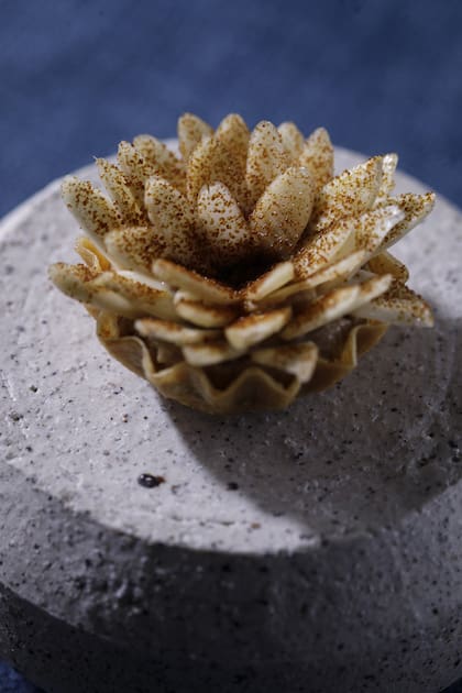 Uno de los platos de su menú: almendras, dátiles y cebolla