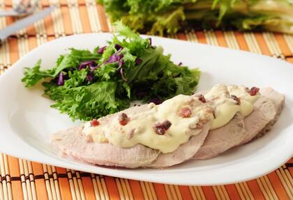 Uno de los platos más emblemáticos de las Fiestas es el vitel toné, que si se hiciera una traducción al español significa “novillo atún”; una opción más económica es el pork toné, cambiando solamente el peceto vacuno por el carré deshuesado