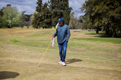 Uno de los pocos caddies a los que aún se le permite ingresar al Hindú Club, en Don Torcuato