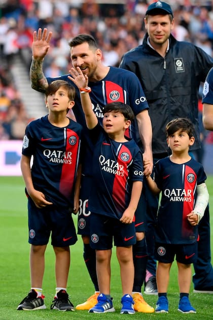 Uno de los pocos momentos en el que se vio sonreír a Messi: sus tres hijos y él en la cancha intentan divisar a Antonela Roccuzzo en la tribuna.