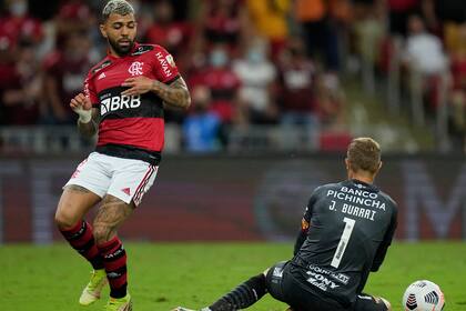 Uno de los posibles duelos en el desquite: Gabriel Barbosa y el arquero argentino Javier Burrai, de Barcelona