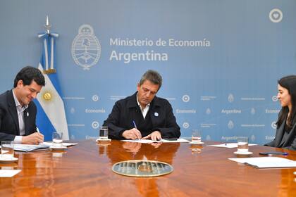 Uno de los precandidatos de Unión por la Patria, Sergio Massa, adhirió a la campaña de Argentinos por la Educación así como lo hizo Juan Grabois, con quien competirá el 13 de este mes para definir quién será el elegido por el kirchnerismo para seguir la carrera a la Casa Rosada