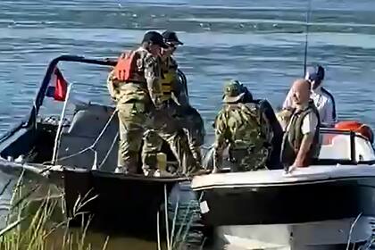 Uno de los prefectos paraguayos, en la embarcación de los pescadores argentinos