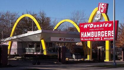 Uno de los primeros locales de McDonalds en 1955