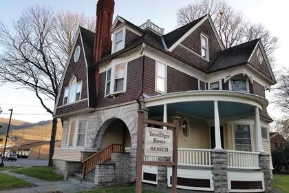 Uno de los principales atractivos del centro histórico de Ellenville sin autos es el Museo Casa Terwilliger de la biblioteca pública