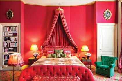 Uno de los principescos dormitorios está decorado con un delicado baldaquino y un par de mesas de luz estilo Luis XVI. La cama, con un acolchado de piel de guanaco, le aporta un toque de calidez al ambiente