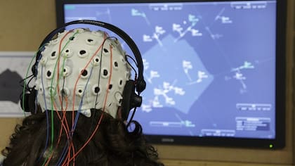 Uno de los prototipos que mide la actividad cerebral de un controlador