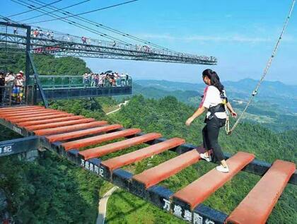 Uno de los puentes del parque temático (Crédito: chongquig.info)