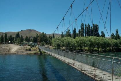 Uno de los puentes por los que se accede a Villa Llanquín