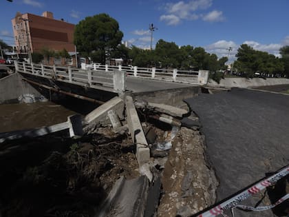Uno de los puentes que se destruyó tras las inundaciones.