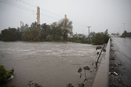 Uno de los puentes sobre la Ruta 6 en el acceso a Zárate, durante la inundación