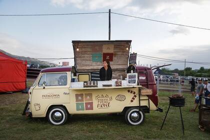 Uno de los puestos de comida dentro del predio.