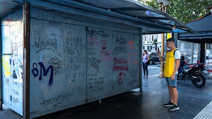 Uno de los puestos de diarios de la zona de Congreso que se presentaba vandalizado con gran cantidad de grafittis