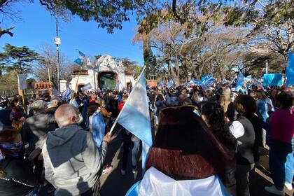 Uno de los puntos donde hubo una mayor concentración de personas fue en la puerta de la Quinta de Olivos donde reside el presidente Alberto Fernández