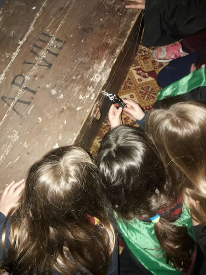 Uno de los puntos que más aprecian los padres de esta propuesta es que los chicos deben escucharse, involucrarse y trabajar en equipo para resolver el enigma.