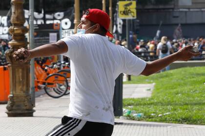 Uno de los que se despegó de la manifestación para arrojar proyectiles a la policía