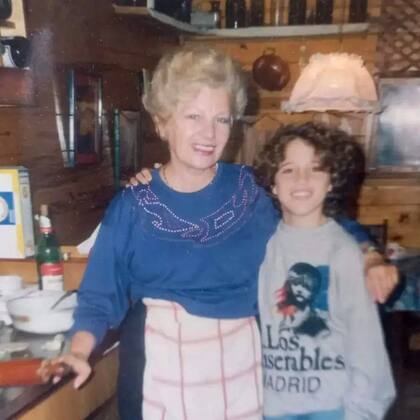 "Uno de los recuerdos más grandes que tengo de mi infancia es el tiempo que pasaba encerrado en la cocina de mi bobe, cocinando con ella para intentar robarle todos sus secretos", dice Juan Pablo.
