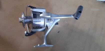 Uno de los reels de pesca que podrán ser adquiridos en la subasta.