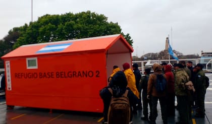 Uno de los refugios desplegados en el puerto antes de ser subidos al rompehielos Irízar