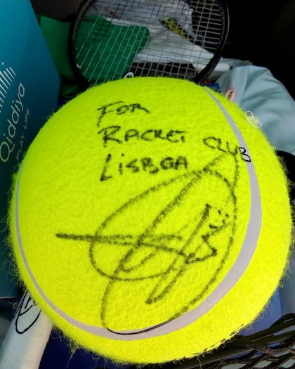 Uno de los regalos que intercambiaron Cristiano y Novak (Foto: @lisboaracketcentre)