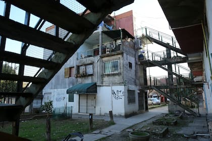 Una de las callecitas que unen los nudos y los monoblocks de las más de 5000 viviendas del barrio Ejército de los Andes