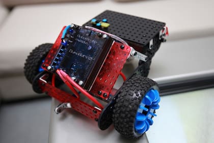 Uno de los robots creados con el kit de RobotGroup y programado con miniBloq
