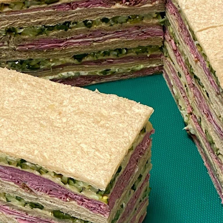 Martín Piroyansky abrió un bar de café y sándwiches de miga para frenar una torre: dónde queda