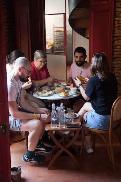 Uno de los salones con ladrillo a la vista. Y la panadería de Juliana, al fondo del local.