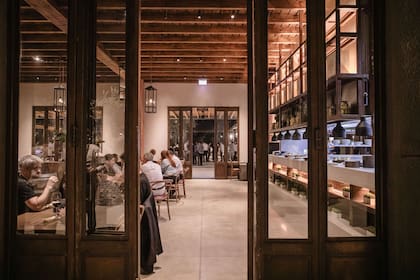 Uno de los salones de la flamante Estancia Vigil