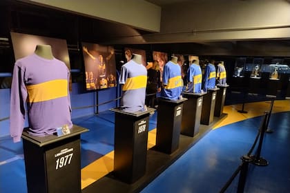 Uno de los salones del museo, que está ubicado detrás de la primera bandeja de la tribuna popular Sur de la Bombonera, exhibe los modelos de camisetas que vistió Boca en cada año de consagración como campeón de la Copa Libertadores.