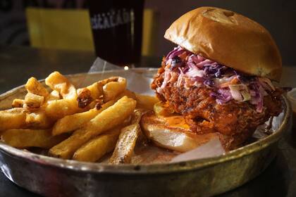 Uno de los sándwiches de Chicken Bros