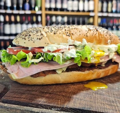 Uno de los sándwiches especiales que vende en su negocio ubicado en Córdoba