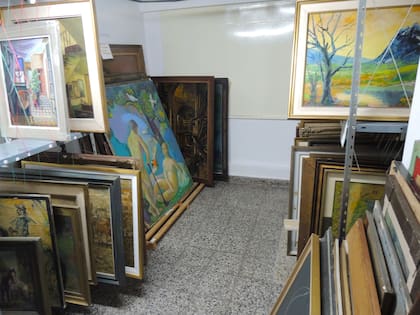 Uno de los sectores de guarda, con obras donadas por artistas vecinos