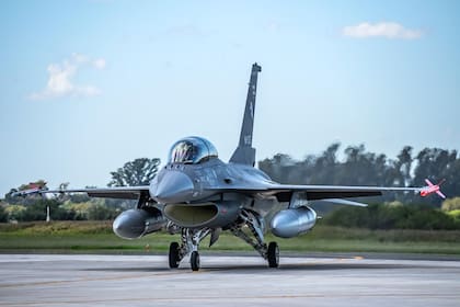 Uno de los seis aviones F-16 que se encuentran en el Area Militar Río Cuarto