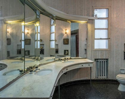 Uno de los seis baños del departamento