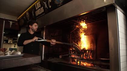 Uno de los sellos de La Carnicería es el fuego siempre presente.