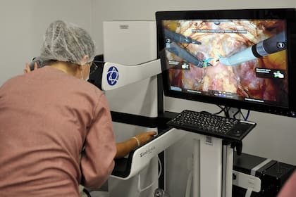 Uno de los siete equipos de simulación de cirugía robótica que hay en el Einstein
