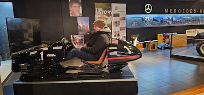 Uno de los simuladores de Fórmula 1, instalados en la planta baja